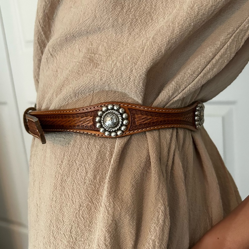 Tony Lama women’s tooled brown leather western belt